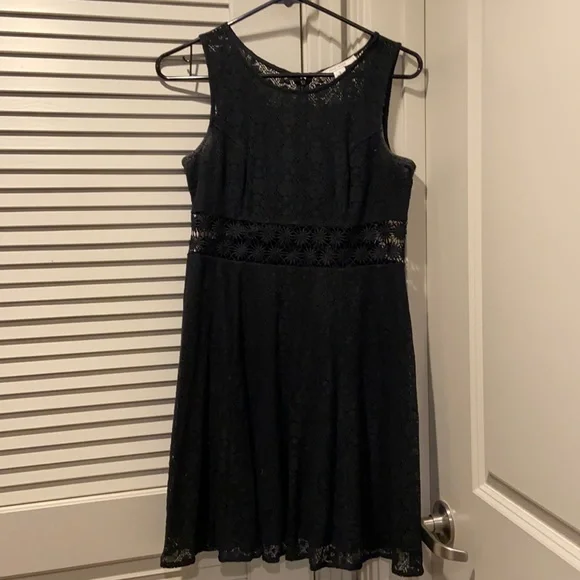 bcbgmaxazria suzannah scalloped lace dress BCBGMAXAZRIA Cailean Short Sleeve Lace Dress – Runway Catalog main image 1